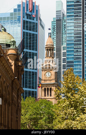 Kontrastreiche Architektur. Queen Victoria building und Rathaus mit modernen Glas nach hinten. Sydney, Australien. Stockfoto