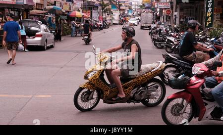 Reisende auf einem Motorrad im Straßenverkehr Soi Buakhao und Soi Diana Pattaya Thailand die meisten gefährlichen Kreuzung an einem düsteren bewölkten Tag Stockfoto