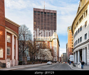 Boston, USA - 29. April 2015: Wolkenkratzer im Tremont Street in der Innenstadt von Boston, Massachusetts, USA. Menschen auf dem Hintergrund Stockfoto