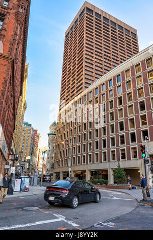 Boston, USA - 29. April 2015: Wolkenkratzer auf Tremont Street in der Innenstadt von Boston, Massachusetts, USA. Menschen auf dem Hintergrund Stockfoto