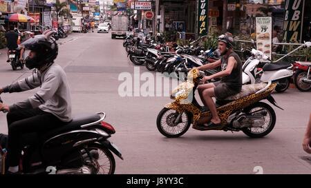 Motorräder im Verkehr an der Soi Buakhao und Soi Diana Pattaya Thailand die meisten gefährlichen Kreuzung an einem düsteren bewölkten Tag Stockfoto