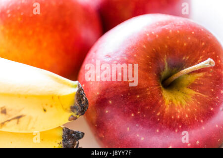 Rote Äpfel und Bananen in der Obstschale close up Model Release: Nein Property Release: Nein. Stockfoto