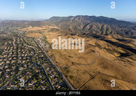 Luftbild von Newbury Park und die Santa Monica Mountains National Recreation Area in Ventura County, Kalifornien. Stockfoto