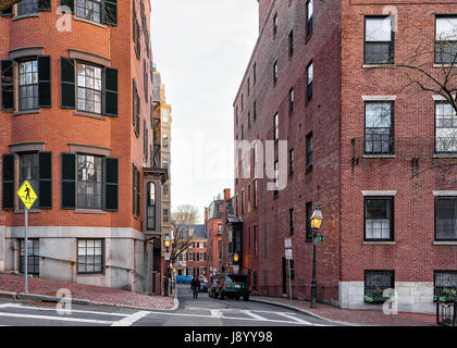 Boston, USA - 29. April 2015: Willow Street am Beacon Hill Viertel in der Innenstadt von Boston, MA, USA. Menschen auf dem Hintergrund Stockfoto