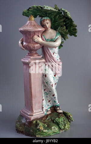 Antike Staffordshire Pearlware Keramik Figur der Charlotte am Grab Stockfoto