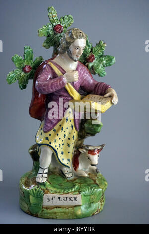 Antike Staffordshire Pearlware Keramik religiöse Figur des hl. Lukas Stockfoto