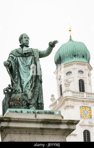 Statue von Maximilian I, König von Bayern im Jahre 1806 steht außerhalb der Stephansdom in Passau, Deutschland. Stockfoto