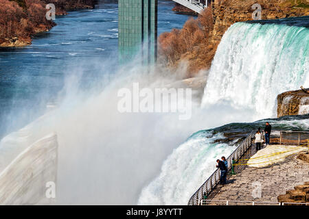 Niagara, USA - 30. April 2015: International Rainbow Bridge über den Niagara River Gorge von amerikanischer Seite in der Nähe von Niagara Falls. Es ist eine Bogenbrücke aus betwe Stockfoto