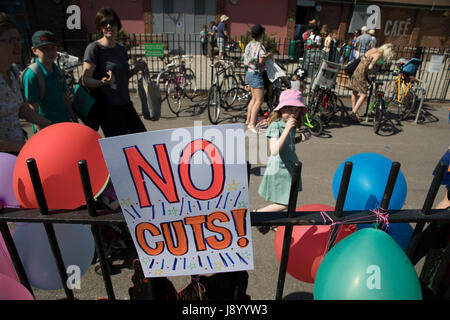 Hackney Eltern und ihre Kinder zu mobilisieren gegen Bedrohung der Kürzungen für Schulen in der Gemeinde, in einer Demonstration Kundgebung am 26. Mai 2017 in London Fields in East London, Vereinigtes Königreich. Als Reaktion auf die Bedrohung von Schnitten Eltern, Schüler und Lehrer versammelt, um eine "große Versammlung" in den Parks in Hackney zu bilden.  Londoner Schulen sind vor größeren Verlusten durch die Regierung vorgeschlagene nationale Finanzierung Formel, die ich Suche, Finanzierung durch das Land zu verteilen. Hackney Schulen würden unter diese Richtlinien eine geschätzte 22,3 Prozent Verlust oder 914 £ pro Schüler Reduzierung bis 2020 konfrontiert. Stockfoto