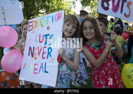 Hackney Eltern und ihre Kinder zu mobilisieren gegen Bedrohung der Kürzungen für Schulen in der Gemeinde, in einer Demonstration Kundgebung am 26. Mai 2017 in London Fields in East London, Vereinigtes Königreich. Als Reaktion auf die Bedrohung von Schnitten Eltern, Schüler und Lehrer versammelt, um eine "große Versammlung" in den Parks in Hackney zu bilden.  Londoner Schulen sind vor größeren Verlusten durch die Regierung vorgeschlagene nationale Finanzierung Formel, die ich Suche, Finanzierung durch das Land zu verteilen. Hackney Schulen würden unter diese Richtlinien eine geschätzte 22,3 Prozent Verlust oder 914 £ pro Schüler Reduzierung bis 2020 konfrontiert. Stockfoto