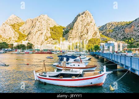 Omis, Kroatien - 18. August 2016: Boote an der Brücke in den Fluss Cetina in Omis, Kroatien. Menschen auf dem Hintergrund Stockfoto