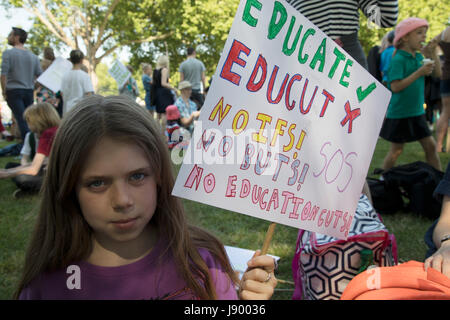 Hackney Eltern und ihre Kinder zu mobilisieren gegen Bedrohung der Kürzungen für Schulen in der Gemeinde, in einer Demonstration Kundgebung am 26. Mai 2017 in London Fields in East London, Vereinigtes Königreich. Als Reaktion auf die Bedrohung von Schnitten Eltern, Schüler und Lehrer versammelt, um eine "große Versammlung" in den Parks in Hackney zu bilden.  Londoner Schulen sind vor größeren Verlusten durch die Regierung vorgeschlagene nationale Finanzierung Formel, die ich Suche, Finanzierung durch das Land zu verteilen. Hackney Schulen würden unter diese Richtlinien eine geschätzte 22,3 Prozent Verlust oder 914 £ pro Schüler Reduzierung bis 2020 konfrontiert. Stockfoto