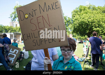 Hackney Eltern und ihre Kinder zu mobilisieren gegen Bedrohung der Kürzungen für Schulen in der Gemeinde, in einer Demonstration Kundgebung am 26. Mai 2017 in London Fields in East London, Vereinigtes Königreich. Als Reaktion auf die Bedrohung von Schnitten Eltern, Schüler und Lehrer versammelt, um eine "große Versammlung" in den Parks in Hackney zu bilden.  Londoner Schulen sind vor größeren Verlusten durch die Regierung vorgeschlagene nationale Finanzierung Formel, die ich Suche, Finanzierung durch das Land zu verteilen. Hackney Schulen würden unter diese Richtlinien eine geschätzte 22,3 Prozent Verlust oder 914 £ pro Schüler Reduzierung bis 2020 konfrontiert. Stockfoto