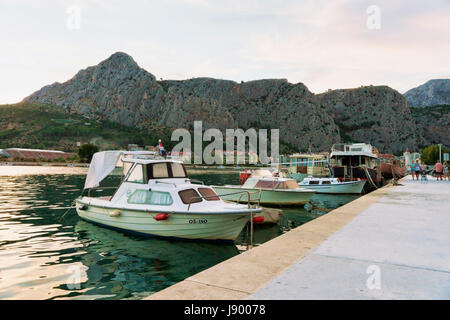 Omis, Kroatien - 17. August 2016: Menschen auf dem Wasser und Boote an der Adria in Omis, Kroatien Stockfoto