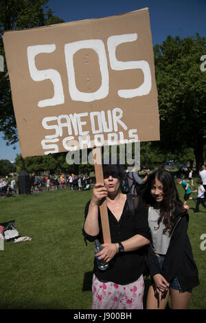 Hackney Eltern und ihre Kinder zu mobilisieren gegen Bedrohung der Kürzungen für Schulen in der Gemeinde, in einer Demonstration Kundgebung am 26. Mai 2017 in London Fields in East London, Vereinigtes Königreich. Als Reaktion auf die Bedrohung von Schnitten Eltern, Schüler und Lehrer versammelt, um eine "große Versammlung" in den Parks in Hackney zu bilden.  Londoner Schulen sind vor größeren Verlusten durch die Regierung vorgeschlagene nationale Finanzierung Formel, die ich Suche, Finanzierung durch das Land zu verteilen. Hackney Schulen würden unter diese Richtlinien eine geschätzte 22,3 Prozent Verlust oder 914 £ pro Schüler Reduzierung bis 2020 konfrontiert. Stockfoto