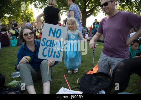 Hackney Eltern und ihre Kinder zu mobilisieren gegen Bedrohung der Kürzungen für Schulen in der Gemeinde, in einer Demonstration Kundgebung am 26. Mai 2017 in London Fields in East London, Vereinigtes Königreich. Als Reaktion auf die Bedrohung von Schnitten Eltern, Schüler und Lehrer versammelt, um eine "große Versammlung" in den Parks in Hackney zu bilden.  Londoner Schulen sind vor größeren Verlusten durch die Regierung vorgeschlagene nationale Finanzierung Formel, die ich Suche, Finanzierung durch das Land zu verteilen. Hackney Schulen würden unter diese Richtlinien eine geschätzte 22,3 Prozent Verlust oder 914 £ pro Schüler Reduzierung bis 2020 konfrontiert. Stockfoto