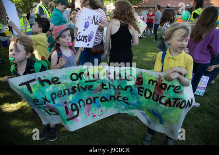 Hackney Eltern und ihre Kinder zu mobilisieren gegen Bedrohung der Kürzungen für Schulen in der Gemeinde, in einer Demonstration Kundgebung am 26. Mai 2017 in London Fields in East London, Vereinigtes Königreich. Als Reaktion auf die Bedrohung von Schnitten Eltern, Schüler und Lehrer versammelt, um eine "große Versammlung" in den Parks in Hackney zu bilden.  Londoner Schulen sind vor größeren Verlusten durch die Regierung vorgeschlagene nationale Finanzierung Formel, die ich Suche, Finanzierung durch das Land zu verteilen. Hackney Schulen würden unter diese Richtlinien eine geschätzte 22,3 Prozent Verlust oder 914 £ pro Schüler Reduzierung bis 2020 konfrontiert. Stockfoto