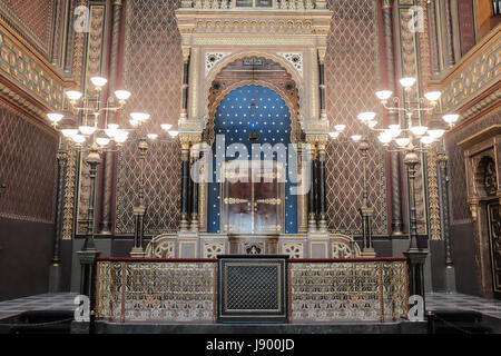 Eine Innenansicht der spanischen Synagoge, Španělská Synagoga in Tschechien, im Bereich der ehemaligen Prager jüdischen Ghetto, entworfen von Adalbert Ignác Ullm Stockfoto