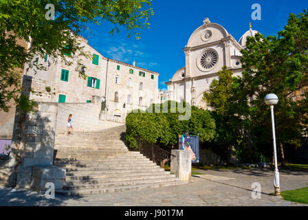 Stufen hinauf auf Katedrala Sv Gjakove, Sveti Jakov, Kathedrale von Saint James, Trg Republike Hrvatske, alte Stadt, Sibenik, Dalmatien, Kroatien Stockfoto