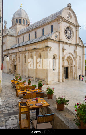 Terrasse mit Blick in Richtung Katedrala Sv Gjakove, Sveti Jakov, Kathedrale von Saint James, Trg Republike Hrvatske, alte Stadt, Sibenik, Dalmatien, Kroatien Stockfoto