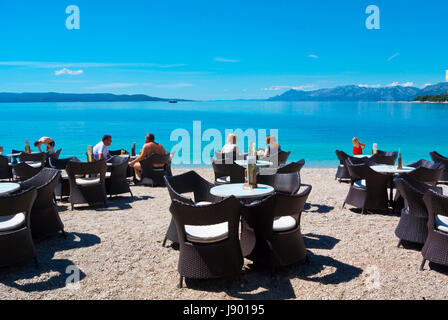 Bounty, Café-Terrasse, Plaza Donja Luka, der Hauptstrand, Makarska, Dalmatien, Kroatien Stockfoto