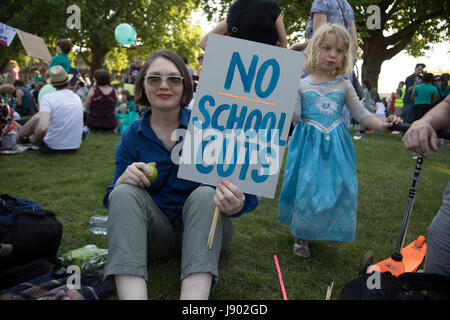 Hackney Eltern und ihre Kinder zu mobilisieren gegen Bedrohung der Kürzungen für Schulen in der Gemeinde, in einer Demonstration Kundgebung am 26. Mai 2017 in London Fields in East London, Vereinigtes Königreich. Als Reaktion auf die Bedrohung von Schnitten Eltern, Schüler und Lehrer versammelt, um eine "große Versammlung" in den Parks in Hackney zu bilden.  Londoner Schulen sind vor größeren Verlusten durch die Regierung vorgeschlagene nationale Finanzierung Formel, die ich Suche, Finanzierung durch das Land zu verteilen. Hackney Schulen würden unter diese Richtlinien eine geschätzte 22,3 Prozent Verlust oder 914 £ pro Schüler Reduzierung bis 2020 konfrontiert. Stockfoto