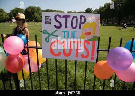 Hackney Eltern und ihre Kinder zu mobilisieren gegen Bedrohung der Kürzungen für Schulen in der Gemeinde, in einer Demonstration Kundgebung am 26. Mai 2017 in London Fields in East London, Vereinigtes Königreich. Als Reaktion auf die Bedrohung von Schnitten Eltern, Schüler und Lehrer versammelt, um eine "große Versammlung" in den Parks in Hackney zu bilden.  Londoner Schulen sind vor größeren Verlusten durch die Regierung vorgeschlagene nationale Finanzierung Formel, die ich Suche, Finanzierung durch das Land zu verteilen. Hackney Schulen würden unter diese Richtlinien eine geschätzte 22,3 Prozent Verlust oder 914 £ pro Schüler Reduzierung bis 2020 konfrontiert. Stockfoto