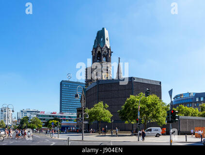 Die Ruine der Kaiser-Wilhelm-Gedächtniskirche mit dem Europa-Center hinten, genommen von Hardenbergstraße, Kurfürstendamm, Berlin, Deutschland Stockfoto