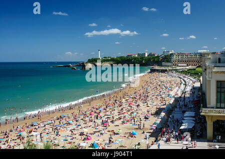 Der große Strand voller Menschen im Sommer, Biarritz Beach, Aquitaine, Frankreich Stockfoto