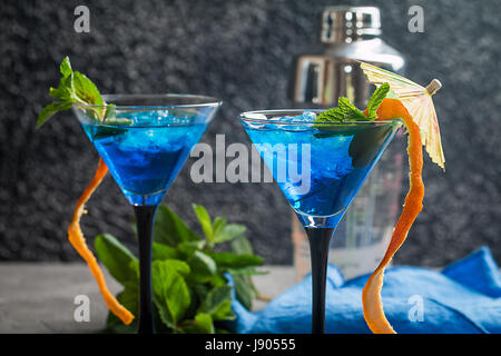 Blue Cocktail mit Eis und Minze in Martini-Gläser auf grauem Hintergrund Stockfoto
