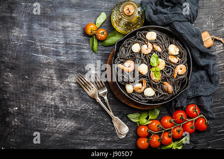 Schwarze Spaghetti mit Meeresfrüchten Stockfoto