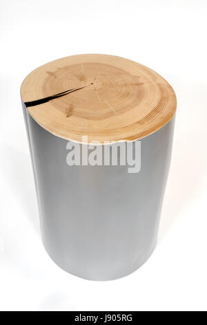 Einrichtungsgegenstände. Close-up dekorative Holz poliert und lackiert in grau Kiefer stumpf auf weißem Hintergrund. Stockfoto