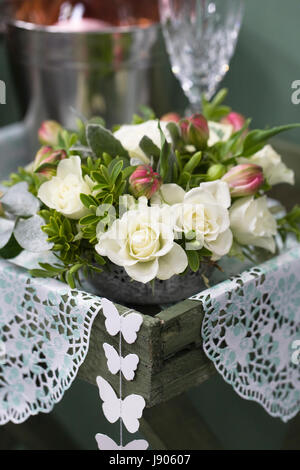 Dekorative Blumen-Arrangement an der RHS Malvern Spring Show. Stockfoto