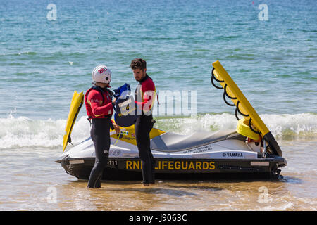 RNLI Lifeguards und Jetski in Bournemouth Strand Meer, Bournemouth, Dorset im Mai Stockfoto