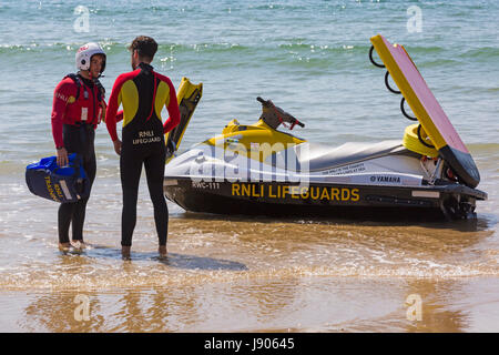 RNLI Lifeguards und Jetski in Bournemouth Strand Meer, Bournemouth, Dorset im Mai Stockfoto