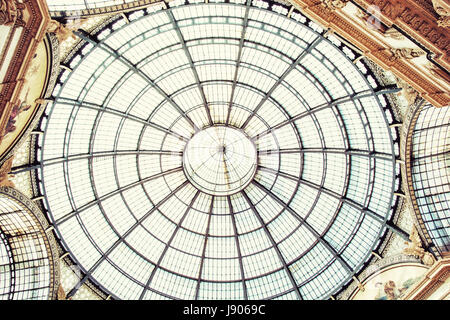 Glaskunst-Decke in der Galleria Vittorio Emanuele II in Mailand, Italien. Architektonische Thema. Foto-Filter. Stockfoto