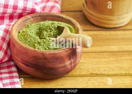 Moringa Oleifera Pulver in Holzschale mit Schaufel. Textfreiraum Stockfoto