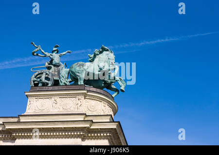 Bronze-Statue von einem Wagenlenker schwingt eine Schlange und als Symbol für Krieg, auf dem Rücken eines der Kolonnaden, Hősök Tere (Heldenplatz), Városliget, Budapest Stockfoto