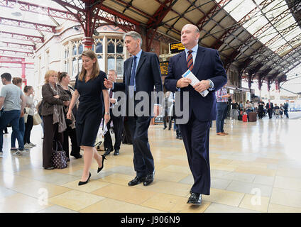 Kanzler des Finanzministeriums Philip Hammond mit Bürgermeister von westlich von England Tim Bowles (rechts) und Bristol East Kandidat Theo Clarke (links) bei der Werbetätigkeit am Bahnhof Bristol Temple Meads. Stockfoto