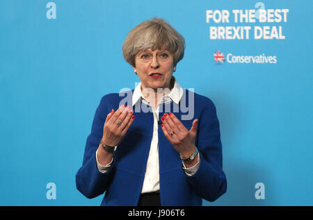 Premierminister Theresa May spricht bei einer allgemeinen Wahl Kampagne besuchen Grand Station in Wolverhampton in den West Midlands. Führung des Premierministers wurde an der Front und Zentrum von branding, dass hat dekoriert, stumpf reden und Besuche sie im letzten Monat gemacht hat. Stockfoto