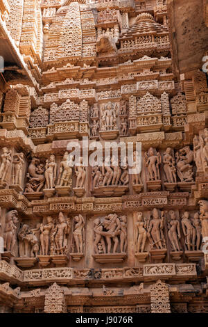 Steinschnitzereien in Tempel in der Nähe von Khajuraho, Orchha, Tempel in Indien, Asien, einzigartige Ind0-Aryan Architektur, Chhatarpur von Madhya Pradesh Stockfoto