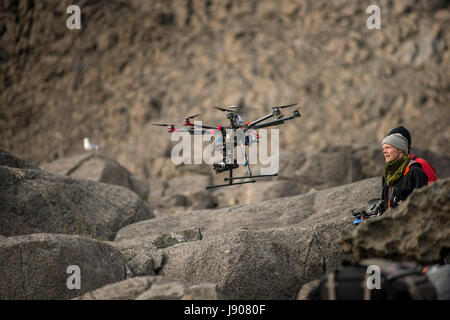 Video-Aufnahmen von DJI S900 UAV Drohne mit Panasonic GH4-Kamera an Bord, Arbeit am Set von The Ridge mit Danny MacAskill. Stockfoto