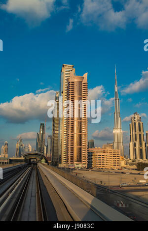 DUBAI, UNITED ARAB EMIRATES - 16. Januar 2014: Metro-Zug in Dubai. Dubai Metro als weltweit längste vollautomatische u-Bahn-Netz überspannt bei 75 Stockfoto