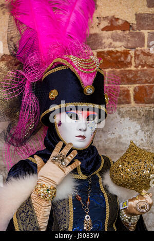 Venedig, Italien - 10. Februar 2013: Nicht identifizierte Person mit venezianischen Karnevalsmaske in Venedig, Italien. 2013 ist es vom 26. Januar bis Februar statt. Stockfoto
