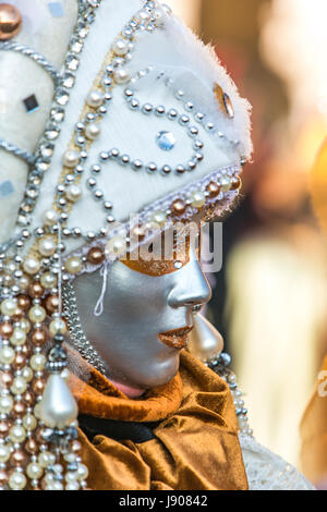 Venedig, Italien - 10. Februar 2013: Nicht identifizierte Person mit venezianischen Karnevalsmaske in Venedig, Italien. 2013 ist es vom 26. Januar bis Februar statt. Stockfoto
