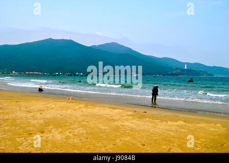 Damen Angeln am Strand, Da Nang, Vietnam Stockfoto