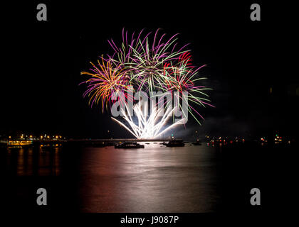 Atemberaubende Feuerwerk über dem Wasser aus dem britischen Feuerwerk Championships in Plymouth. Stockfoto