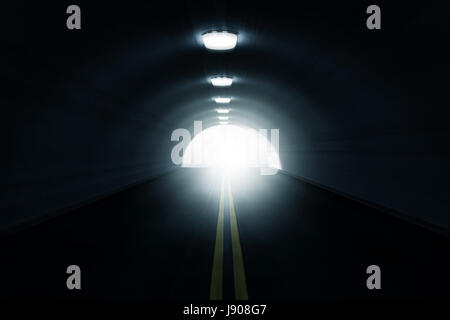3D-Rendering des leeren Autobahntunnels mit weißem Licht Stockfoto