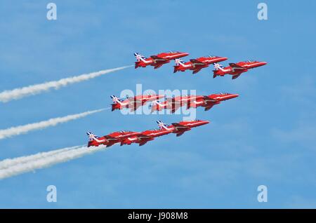 RAF aerobatic Team, die die Red Arrows auf Airbourne Airshow in Eastbourne, England am 14. August 2014 anzeigen anzeigen Stockfoto