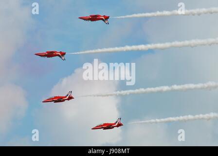 RAF aerobatic Team, die die Red Arrows auf Airbourne Airshow in Eastbourne, England am 14. August 2014 anzeigen anzeigen Stockfoto